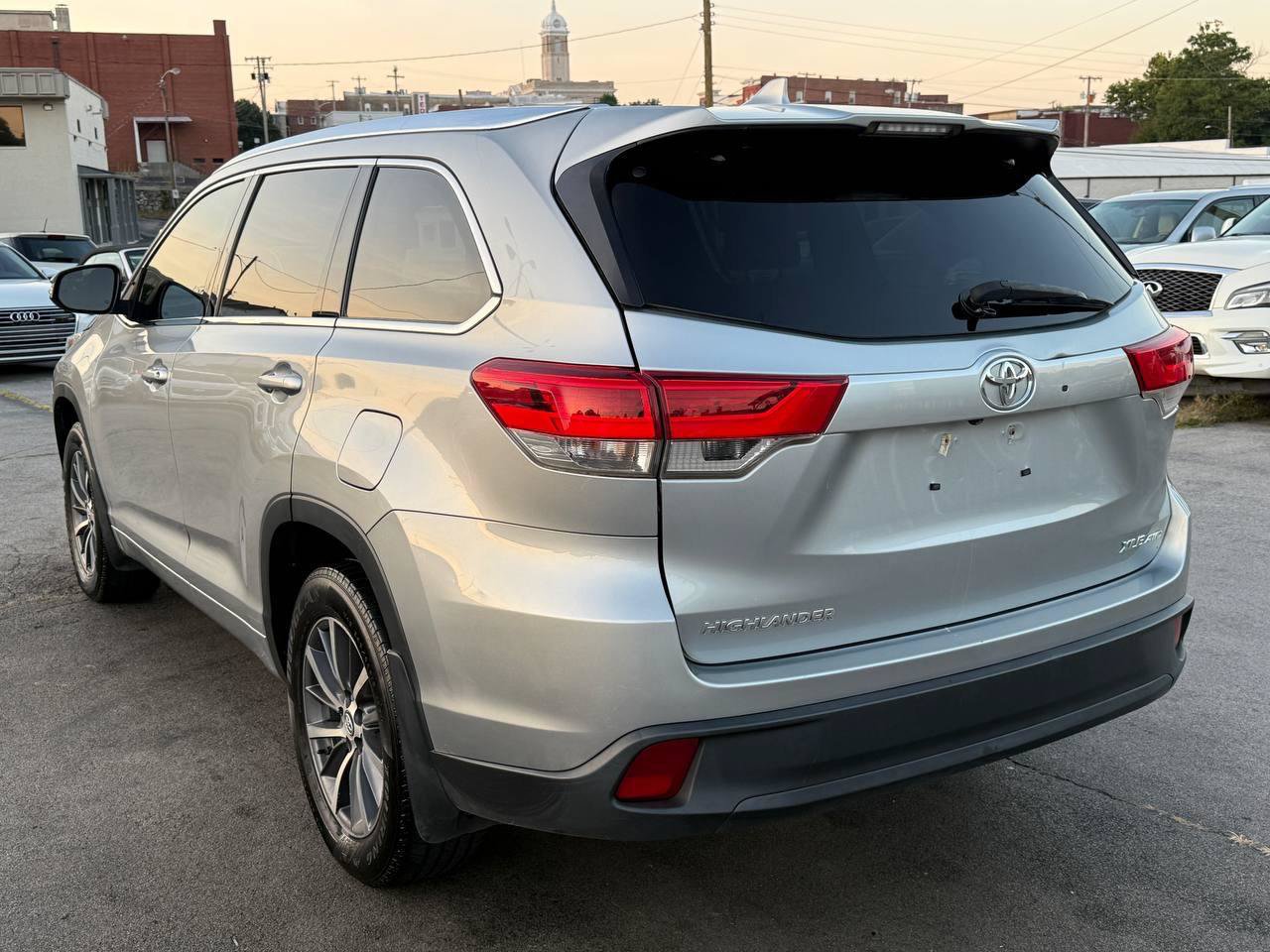 Used 2017 Toyota Highlander XLE AWD/4WD image 10