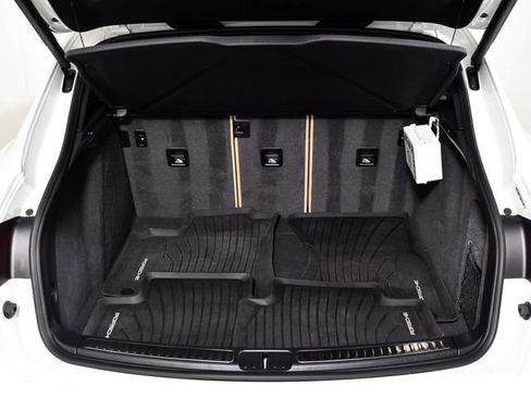 Used 2025 Porsche Macan AWD/4WD image 38