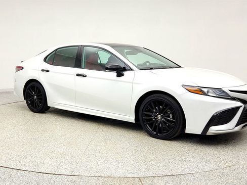 Used 2021 Toyota Camry XSE image 3