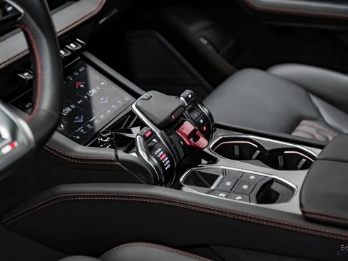 Used 2025 Lamborghini Urus SE AWD/4WD image 63