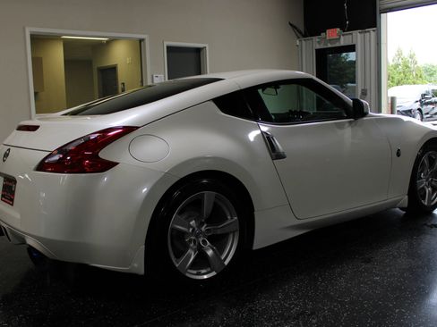 Used 2011 Nissan 370Z Coupe RWD image 3
