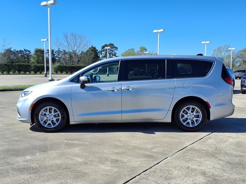 Used 2023 Chrysler Pacifica Touring-L FWD image 4