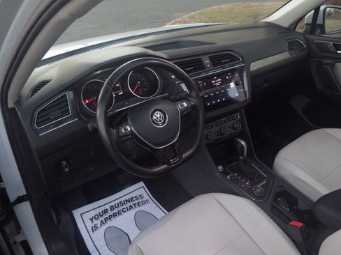 Used 2018 Volkswagen Tiguan SE w/ Panoramic Sunroof Package image 8