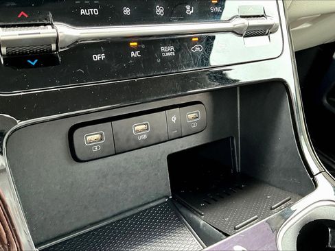 Used 2024 Kia Carnival EX FWD image 16