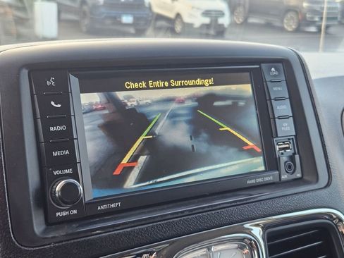 Used 2014 Chrysler Town & Country Touring image 21