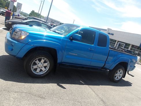 Used 2011 Toyota Tacoma 4x4 Access Cab V6 w/ TRD Sport Pkg image 4