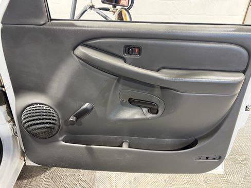 Used 2004 GMC Sierra 3500 W/T w/ Heavy-Duty Power Package image 12