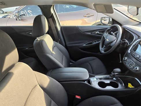 Used 2023 Chevrolet Malibu LT image 2