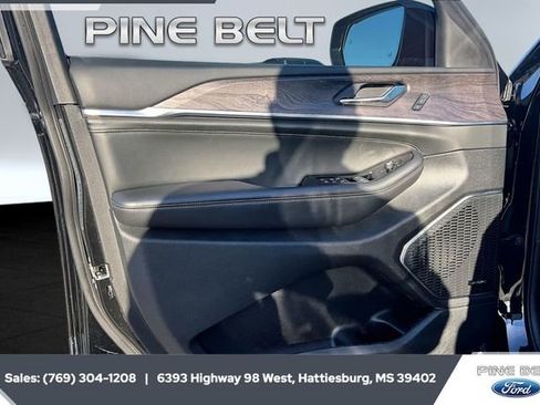 Used 2023 Jeep Grand Cherokee Overland image 17