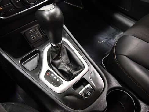 Used 2018 Jeep Cherokee Latitude Plus FWD image 27