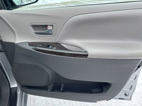 Used 2015 Toyota Sienna AWD image 30