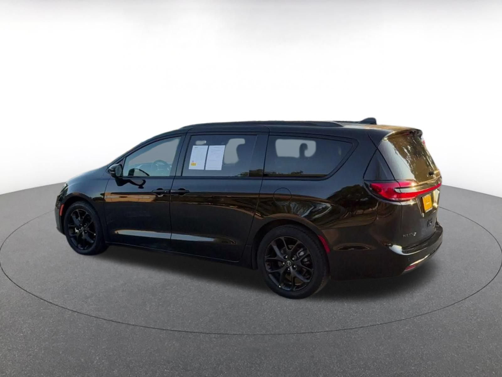 Used 2025 Chrysler Pacifica Limited FWD image 9