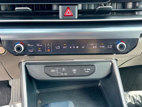 Used 2025 Kia Carnival FWD image 16