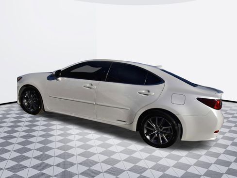 Used 2017 Lexus ES 300h w/ Navigation System Package image 3