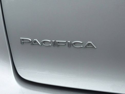 Used 2023 Chrysler Pacifica Pinnacle FWD image 14