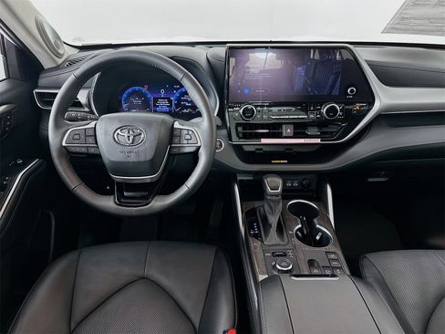 Used 2024 Toyota Highlander Platinum image 24