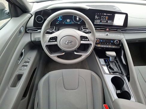 Used 2023 Hyundai Elantra SEL w/ Convenience Package image 2