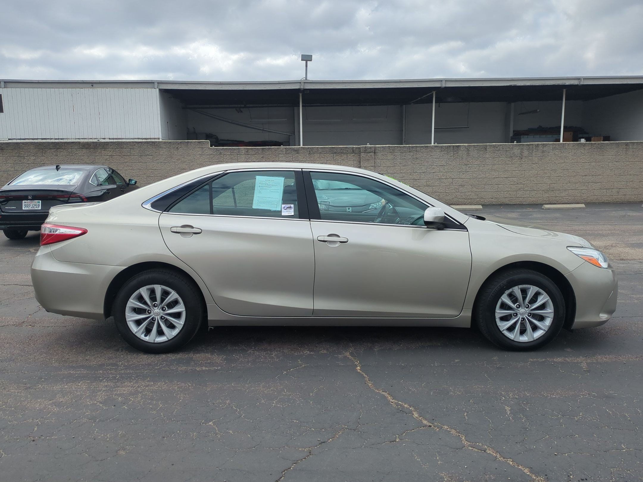 Used 2015 Toyota Camry LE FWD image 5