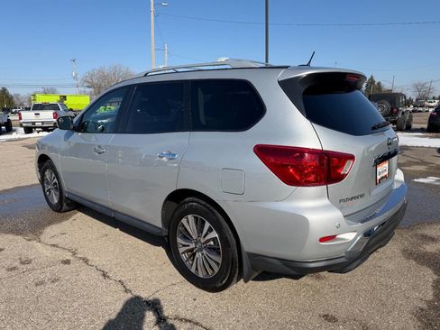 Used 2017 Nissan Pathfinder SV image 3