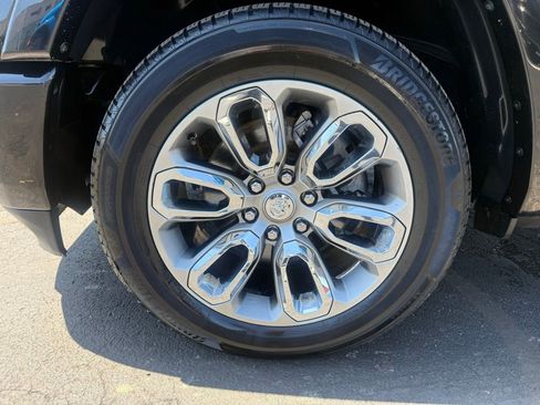 Used 2019 RAM 1500 Laramie AWD/4WD image 9