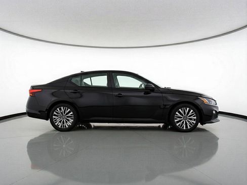 Used 2025 Nissan Altima 2.5 SV FWD image 11