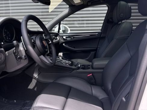 Certified 2026 Porsche Macan AWD/4WD image 4
