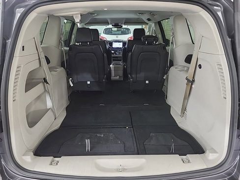 Used 2023 Chrysler Pacifica Touring-L FWD image 10