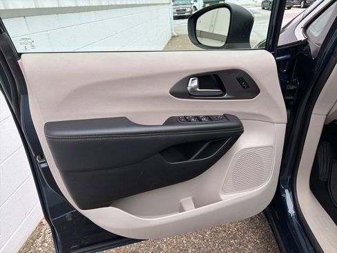 Used 2023 Chrysler Pacifica Touring-L image 25