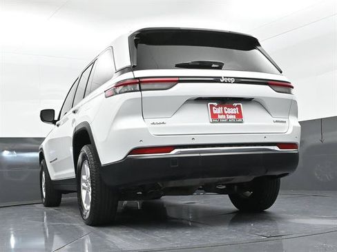 Used 2023 Jeep Grand Cherokee Laredo AWD/4WD image 35