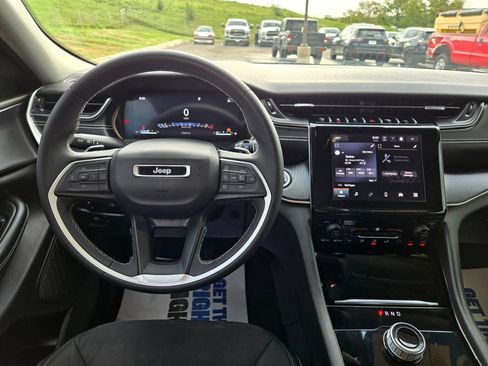 Used 2023 Jeep Grand Cherokee Laredo AWD/4WD image 17