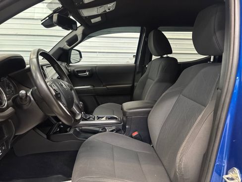 Used 2018 Toyota Tacoma TRD Sport image 12