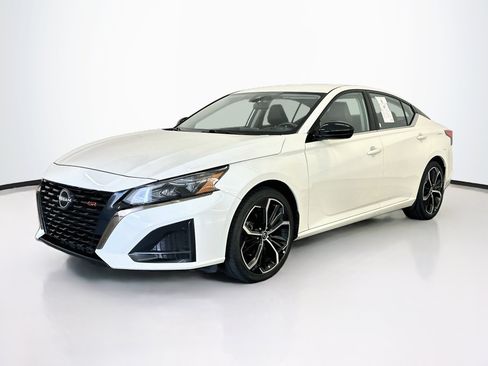 Used 2024 Nissan Altima 2.5 SR FWD image 3