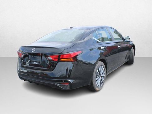 Used 2025 Nissan Altima 2.5 SV image 3