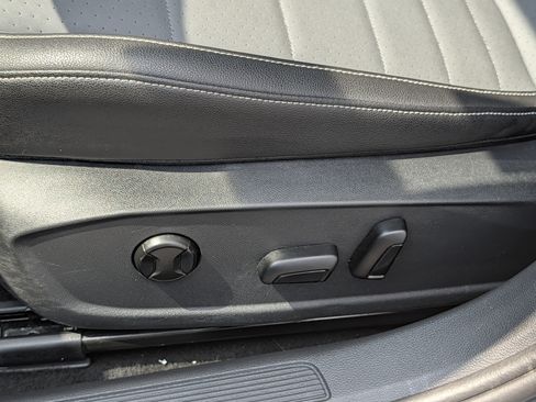 Certified 2025 Volkswagen Jetta SE FWD image 32