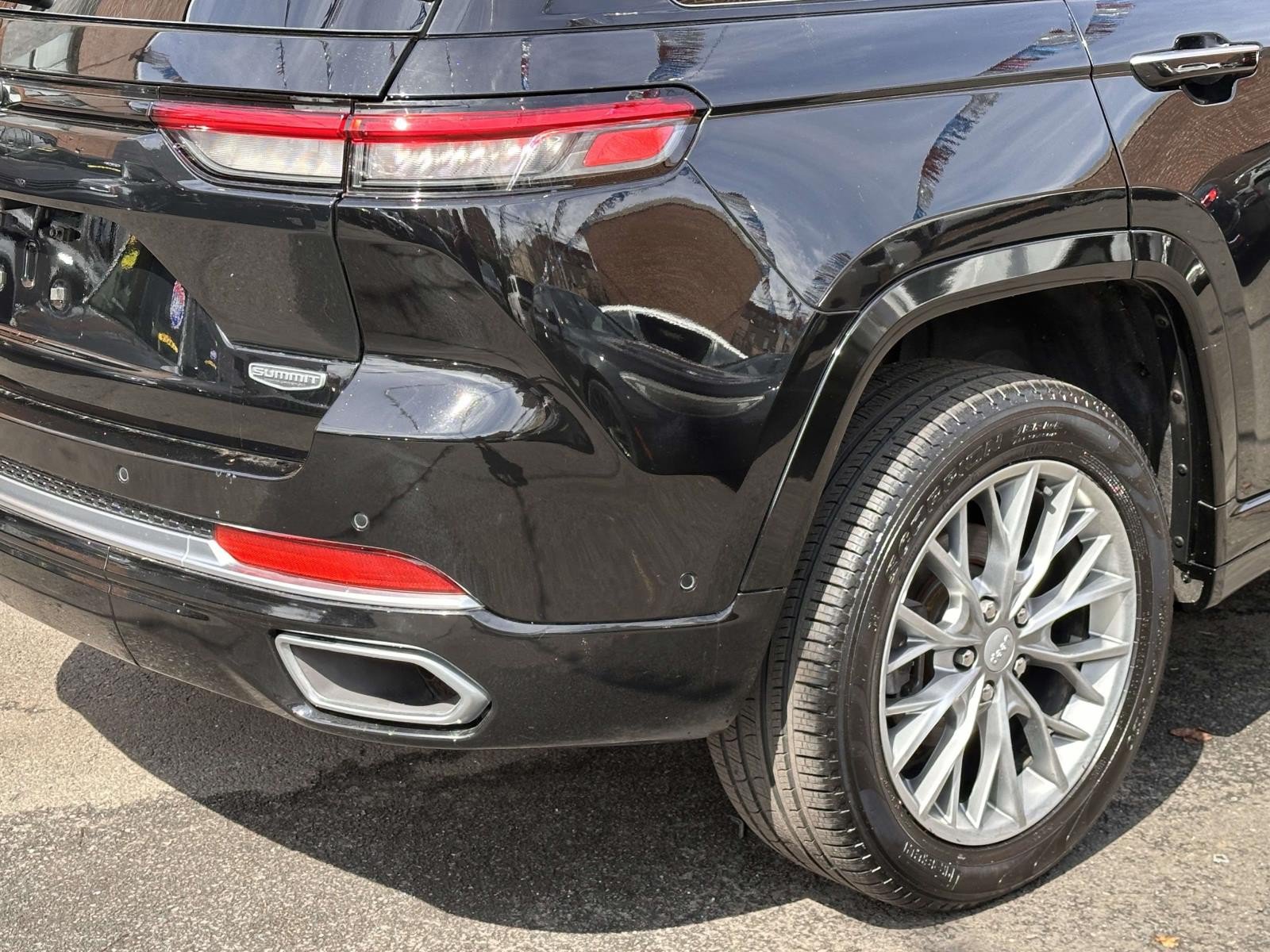 Used 2022 Jeep Grand Cherokee Summit w/ Adv Protech Group IV AWD/4WD image 11