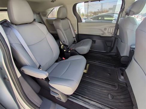Certified 2024 Toyota Sienna XLE w/ XLE Plus Package image 25