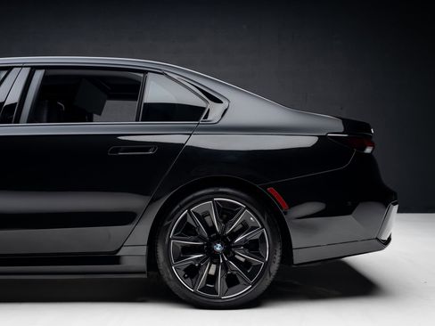 Used 2024 BMW i7 eDrive50 w/ M Sport Package image 19