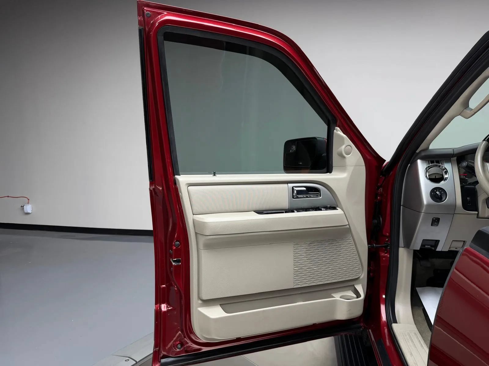 Used 2013 Ford Expedition Limited RWD image 28