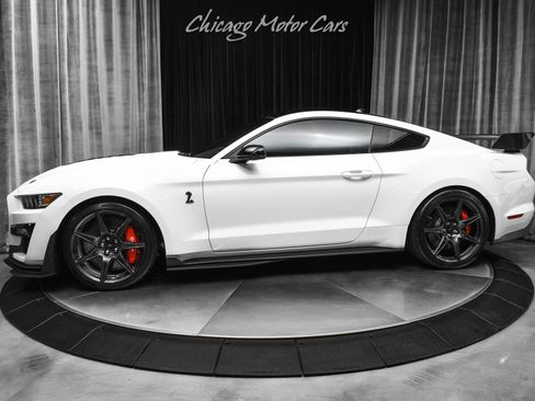 Used 2022 Ford Mustang Shelby GT500 w/ Carbon Fiber Track Pack RWD image 1