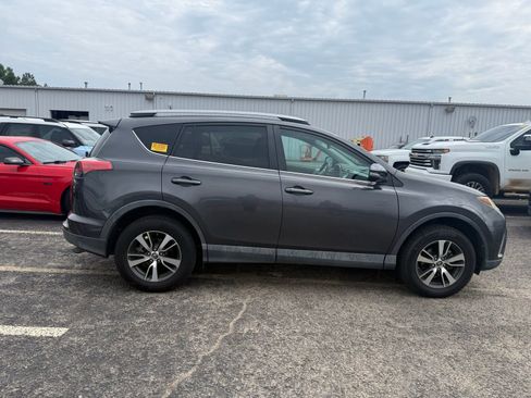 Used 2018 Toyota RAV4 XLE w/ Plus Extra Value Package FWD image 8
