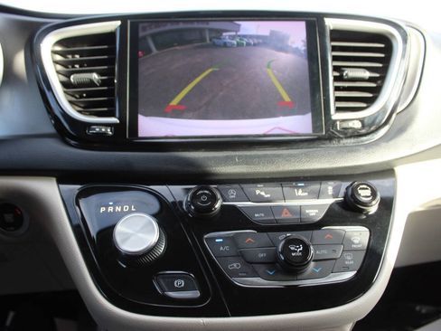 Used 2023 Chrysler Pacifica Touring-L FWD image 21