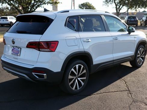 Used 2024 Volkswagen Taos SE image 12