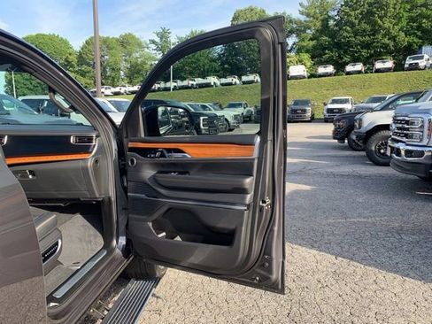 Used 2025 Jeep Grand Wagoneer Series III AWD/4WD image 15