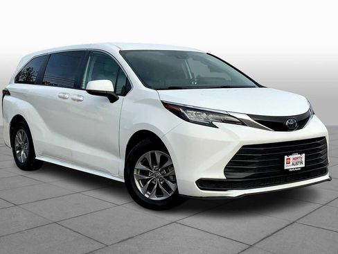 Used 2022 Toyota Sienna LE image 2