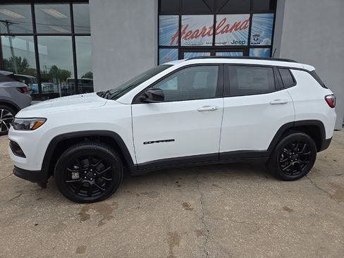 Used 2026 Jeep Compass Latitude image 4