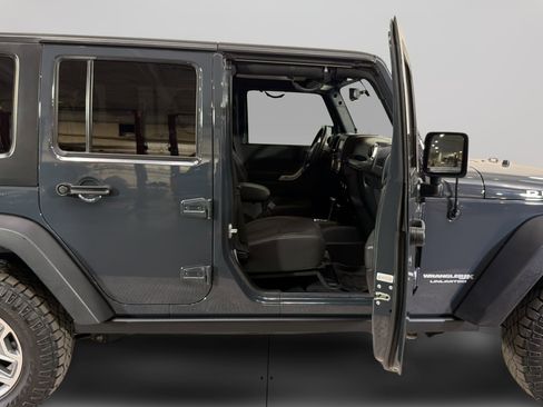 Used 2018 Jeep Wrangler Unlimited Rubicon w/ Connectivity Group AWD/4WD image 33