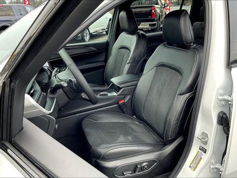 New 2025 Jeep Grand Cherokee L Altitude image 9