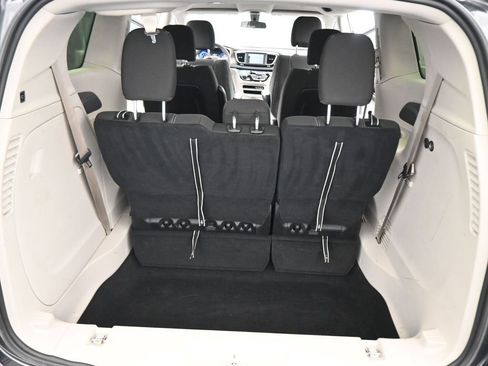 Used 2022 Chrysler Voyager LX image 42