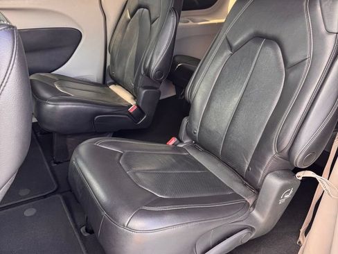 Used 2022 Chrysler Pacifica Touring-L FWD image 10