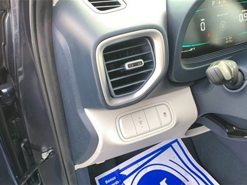 Used 2024 Hyundai Venue Limited image 11